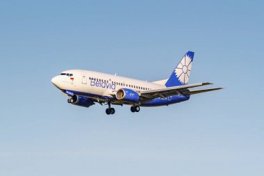 Moskova, Rusya - 20 Haziran 2019: Uçak Boeing 737-524 Ew-253pa Belavia havayolu iniş Domodedovo uluslararası havaalanında Moskova'da güneşli bir akşam mavi gökyüzü arka plan üzerinde