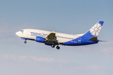 Moskova, Rusya - 20 Haziran 2019: Uçak Boeing 737-524 Ew-253pa Belavia havayolu iniş Domodedovo uluslararası havaalanında Moskova'da güneşli bir akşam mavi gökyüzü arka plan üzerinde