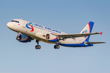 Moskova, Rusya - 20 Haziran 2019: Ural Havayolları'na ait Airbus A320-214 Vq-Bci uçağı, güneşli bir akşamda moskova'daki Domodedovo uluslararası havaalanına iniş yaptı