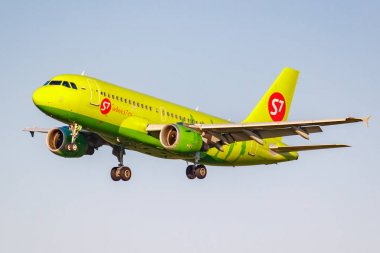 Moskova, Rusya - 20 Haziran 2019: S7 Sibirya Havayolları'ndan Airbus A319-114 Vp-Btw, Moskova'daki Domodedovo uluslararası havaalanına güneşli bir akşamda mavi gökyüzü arka planında iniş yaptı