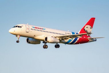 Moskova, Rusya - 20 Haziran 2019: Uçak Sukhoi Superjet 100-95lr Ra-89072 Yamal Airlines'ın Moskova'daki Domodedovo uluslararası havaalanına güneşli bir akşamda mavi gökyüzü arka plan üzerinde iniş