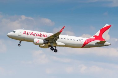 Moskova, Rusya - 21 Haziran 2019: Air Arabia'nın Airbus A320-214(Wl) A6-Aon uçağı, güneşli bir günde bulutlu mavi gökyüzü arka plan üzerinde Moskova'daki Domodedovo uluslararası havaalanına iniş yaptı