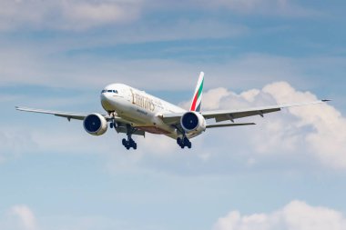 Moskova, Rusya - 21 Haziran 2019: Uçak Boeing 777-31h(Er) A6-Eqb Emirates havayolu iniş Moskova'da Domodedovo uluslararası havaalanına güneşli bir günde bulutlu mavi gökyüzü arka plan üzerinde
