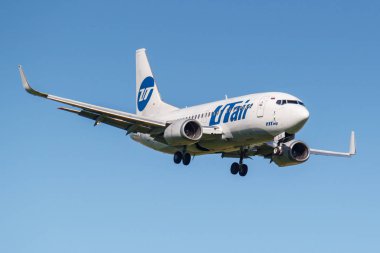 Moskova, Rusya - 19 Mayıs 2019: Uçak Boeing 737-524(Wl) Vq-Bjs Utair Havacılık jet-Bjs Moskova Vnukovo uluslararası havaalanında güneşli bir günde mavi gökyüzü arka plan üzerinde iniş