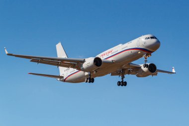 Moskova, Rusya-Nisan 03, 2019: uçak Tupolev Tu-214vpu ra-64517 Rossiya-özel uçuş dekolmanı güneşli bir günde Moskova 'da Vnukovo Uluslararası Havaalanı mavi gökyüzüne karşı iniş için gidiyor