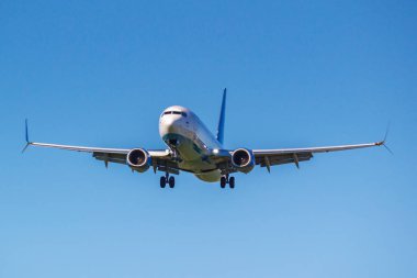 Moskova, Rusya - 19 Mayıs 2019: Uçak Boeing 737-8al(WL) Vp-Bpv Pobeda havayolu jet-Bpv Güneşli bir günde mavi gökyüzü arka plan üzerinde Moskova Vnukovo uluslararası havaalanına iniş