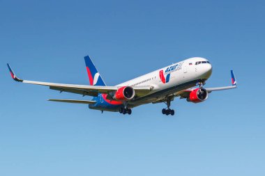 Moskova, Rusya - 19 Mayıs 2019: Uçak Boeing 767-3y0(Er)(Wl) Vp-Bux Azur Air havayolu moskova Vnukovo uluslararası havaalanına iniş güneşli bir günde mavi gökyüzü arka plan üzerinde