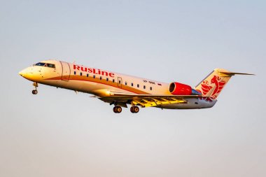 Moskova, Rusya - 20 Haziran 2019: Rusline havayolu şirketinden Bombardier Crj-100er Vp-Bnk, moskova'daki Domodedovo uluslararası havaalanına güneşli bir akşamda mavi gökyüzü arka planında iniş yaptı