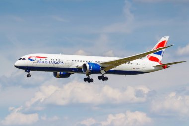 Moskova, Rusya - 21 Haziran 2019: British Airways'in Boeing 787-9 Dreamliner G-Zbks uçağı, güneşli bir günde bulutlu mavi gökyüzü arka plan üzerinde Moskova'daki Domodedovo uluslararası havaalanına iniş yaptı