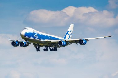 Moskova, Rusya - 21 Haziran 2019: Airbridgecargo havayolu uçağı Boeing 747-8hvf Vq-Bgz, güneşli bir günde bulutlu mavi gökyüzü arka plan üzerinde Moskova'daki Domodedovo uluslararası havaalanına iniş yaptı