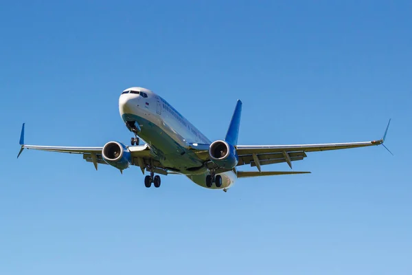 Moscú, Rusia - 19 de mayo de 2019: Avión Boeing 737-8AL (WL) VP-BPV de la aerolínea Pobeda aterriza en el aeropuerto internacional de Vnukovo en Moscú sobre un fondo de cielo azul en un día soleado — Foto de Stock