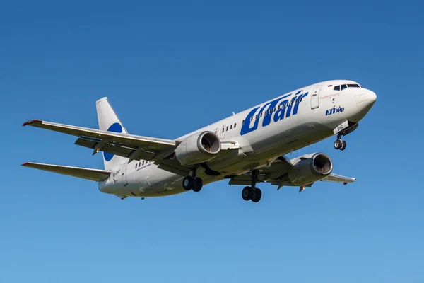 Moscú, Rusia - 19 de mayo de 2019: Avión Boeing 737-46M VQ-BHZ de UTair Aviación aterrizando en el aeropuerto internacional de Vnukovo en Moscú sobre un fondo de cielo azul en un día soleado — Foto de Stock