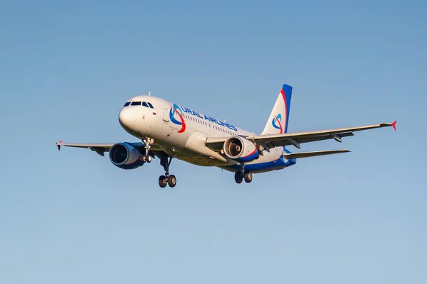 Moscow, Russia - June 20, 2019: Aircraft Airbus A320-214 VQ-BCI of Ural Airlines landing at Domodedovo international airport in Moscow on a blue sky background at sunny evening — Stock Photo, Image