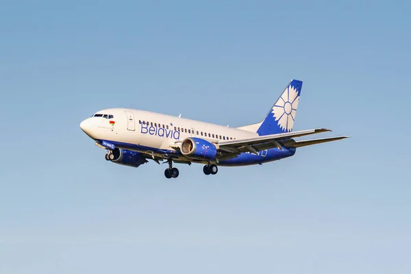Moskova, Rusya - 20 Haziran 2019: Uçak Boeing 737-524 Ew-253pa Belavia havayolu iniş Domodedovo uluslararası havaalanında Moskova'da güneşli bir akşam mavi gökyüzü arka plan üzerinde