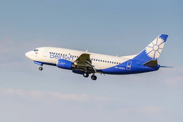 Moskou, Rusland-20 juni 2019: vliegtuigen Boeing 737-524 EW-253pa van Belavia Airline landing op Domodedovo International Airport in Moskou op een blauwe hemel achtergrond op zonnige avond — Stockfoto