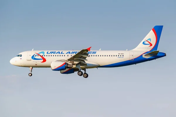 Moscow, Russia - June 20, 2019: Aircraft Airbus A320-214 VQ-BCI of Ural Airlines landing at Domodedovo international airport in Moscow on a blue sky background at sunny evening — Stock Photo, Image