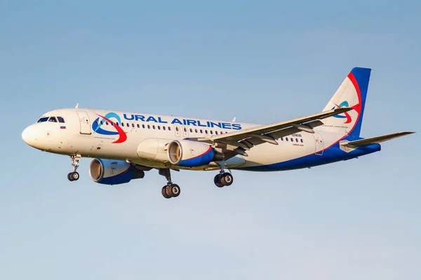 Moscow, Russia - June 20, 2019: Aircraft Airbus A320-214 VP-BMW of Ural Airlines landing at Domodedovo international airport in Moscow on a blue sky background at sunny evening — Stock Photo, Image