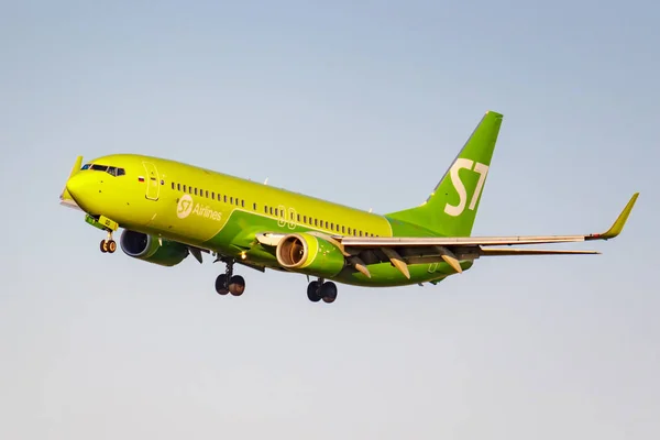Moscow, Russia - June 20, 2019: Aircraft Boeing 737-83N(WL) VP-BQD of S7 Siberia Airlines landing at Domodedovo international airport in Moscow on a blue sky background at sunny evening — Stock Photo, Image