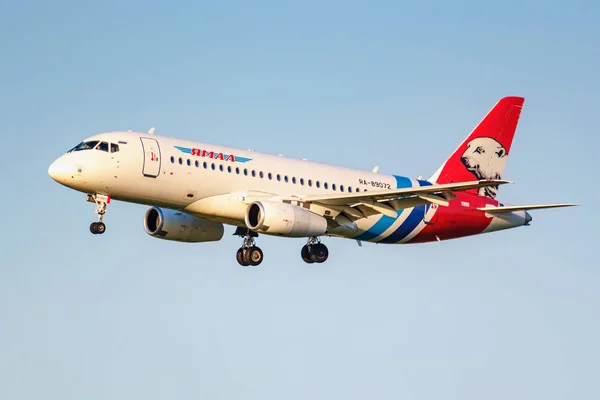 Moscú, Rusia - 20 de junio de 2019: Aeronaves Sukhoi Superjet 100-95LR RA-89072 de Yamal Airlines aterrizan en el aeropuerto internacional de Domodedovo en Moscú sobre un fondo de cielo azul en la tarde soleada — Foto de Stock