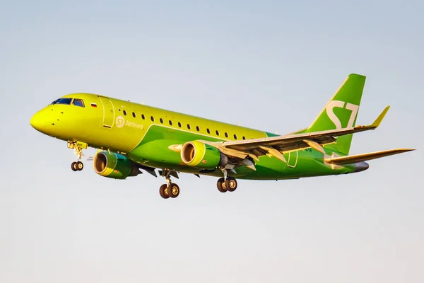 Moscow, Russia - June 20, 2019: Aircraft Embraer ERJ-170SU VQ-BYF of S7 Siberia Airlines landing at Domodedovo international airport in Moscow on a blue sky background at sunny evening — Stock Photo, Image