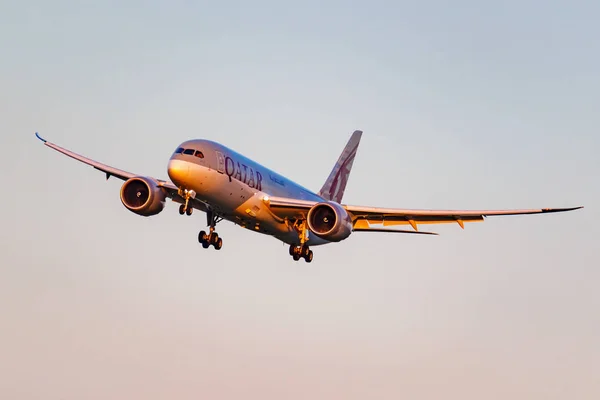 Moskova, Rusya - 20 Haziran 2019: Uçak Boeing 787-8 Dreamliner A7-Bcu Qatar Airways iniş Domodedovo uluslararası havaalanında Moskova'da mavi gökyüzü arka plan güneşli bir akşam — Stok fotoğraf