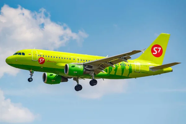 Moscow, Russia - June 21, 2019: Aircraft Airbus A319-114 VP-BTQ of S7 Siberia Airlines landing at Domodedovo international airport in Moscow on a cloudy blue sky background at sunny day — Stock Photo, Image