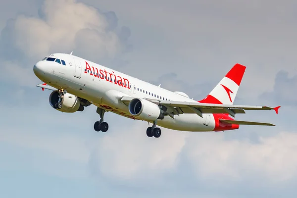Moskova, Rusya - 21 Haziran 2019: Avusturya Havayolları'na ait Airbus A320-214 Oe-Lbp, güneşli bir günde bulutlu mavi gökyüzü arka plan üzerinde Moskova'daki Domodedovo uluslararası havaalanına iniş yaptı