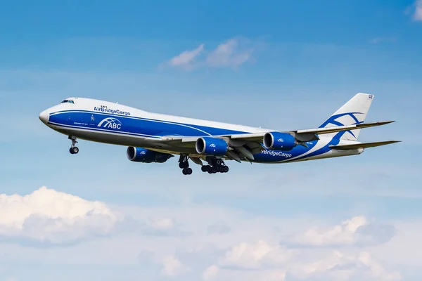 Moscú, Rusia - 21 de junio de 2019: Avión Boeing 747-8HVF VQ-BGZ de AirBridgeAerolínea de carga que aterriza en el aeropuerto internacional de Domodedovo en Moscú sobre un fondo de cielo azul nublado en un día soleado — Foto de Stock