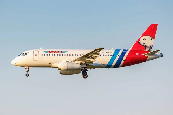 Moscú, Rusia - 20 de junio de 2019: Aeronaves Sukhoi Superjet 100-95LR RA-89072 de Yamal Airlines aterrizan en el aeropuerto internacional de Domodedovo en Moscú sobre un fondo de cielo azul en la tarde soleada — Foto de Stock