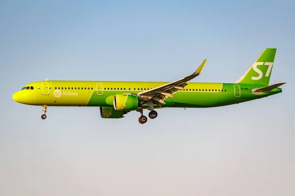 Moscow, Russia - June 20, 2019: Aircraft Airbus A321-271N VQ-BDI of S7 Siberia Airlines landing at Domodedovo international airport in Moscow on a blue sky background at sunny evening — Stock Photo, Image