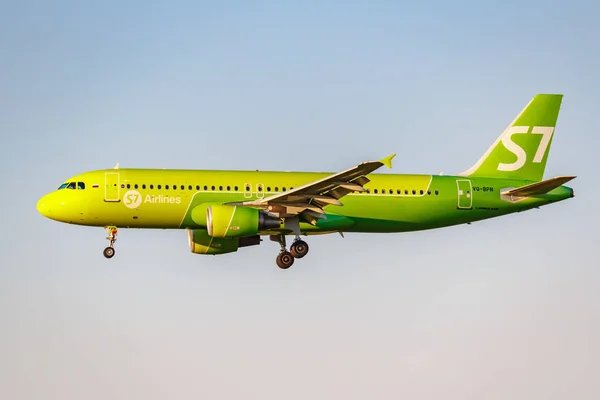 Moscow, Russia - June 20, 2019: Aircraft Airbus A320-214 VQ-BPN of S7 Siberia Airlines landing at Domodedovo international airport in Moscow on a blue sky background at sunny evening — Stock Photo, Image