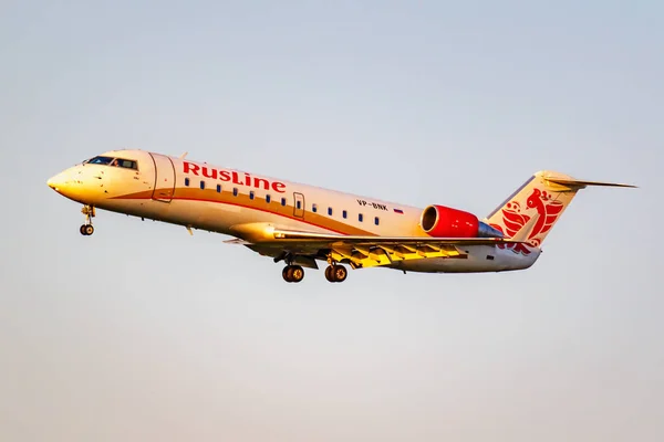 Moscow, Russia - June 20, 2019: Aircraft Bombardier CRJ-100ER VP-BNK of Rusline airline landing at Domodedovo international airport in Moscow on a blue sky background at sunny evening — Stock Photo, Image