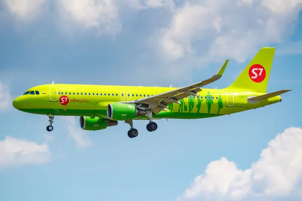 Moscow, Russia - June 21, 2019: Aircraft Airbus A320-214(WL) VP-BOM of S7 Siberia Airlines landing at Domodedovo international airport in Moscow on a cloudy blue sky background at sunny day — Stock Photo, Image