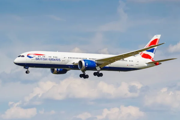 Moscú, Rusia - 21 de junio de 2019: Avión Boeing 787-9 Dreamliner G-ZBKS de British Airways aterriza en el aeropuerto internacional de Domodedovo en Moscú sobre un fondo de cielo azul nublado en un día soleado Imagen De Stock