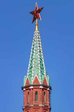 Moskova, Rusya - 01 Mayıs 2019: Güneşli sabahmavi gökyüzüne karşı Moskova Kremlin kulesi yakın çekim yakut yıldızı ile Spire
