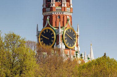 Moskova, Rusya - 01 Mayıs 2019: Güneşli sabahyeşil ağaçlar ve mavi gökyüzü bir arka plan üzerinde Moskova Kremlin closeup Spasskaya kulesi
