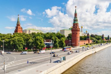 Moskova, Rusya - 02 Haziran 2019: Moskova Kremlin güneşli yaz sabahı Moskva nehri Kremlevskaya dolgu karşı