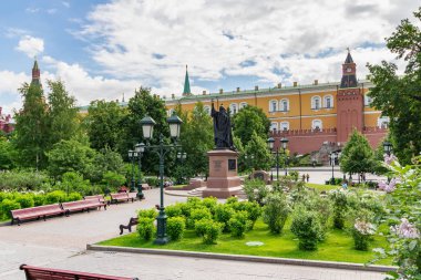 Moskova, Rusya - 02 Haziran 2019: Güneşli yaz sabahında beyaz bulutlarla mavi gökyüzünün arka planında Moskova Kremlin'in duvarlarının yakınındaki Aleksandrovskiy bahçesinin manzarası