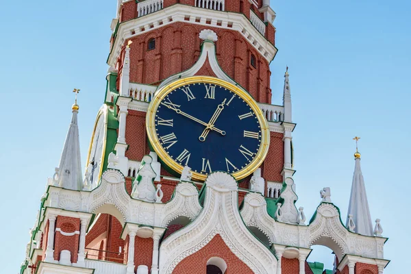 俄罗斯莫斯科 - 2019年6月2日：莫斯科克里姆林宫的斯帕斯卡亚塔在阳光明媚的夏日与蓝天对决 — 图库照片