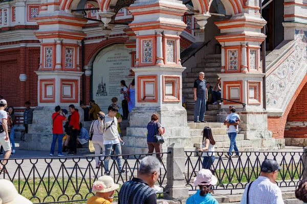 Moscú, Rusia - 02 de junio de 2019: Turistas caminando cerca de las murallas de la Catedral de San Basilio en la Plaza Roja de Moscú en el soleado día de verano — Foto de Stock