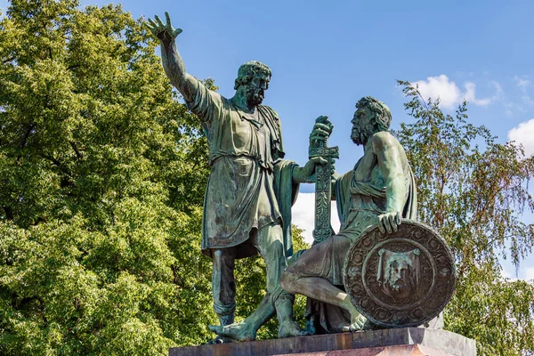 Moscú, Rusia - 02 de junio de 2019: Monumento a Minin y Pozharsky en la Plaza Roja de Moscú contra los árboles verdes y el cielo azul con nubes blancas en el soleado día de verano — Foto de Stock