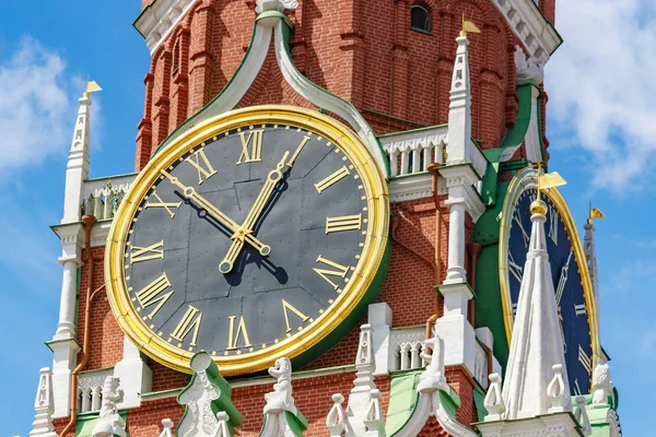 俄罗斯莫斯科 - 2019年6月2日：莫斯科克里姆林宫斯帕斯卡亚塔的钟声钟在阳光明媚的日子里在蓝天背景上特写 — 图库照片