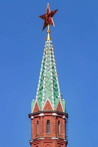 Moscú, Rusia - 01 de mayo de 2019: Vela con la estrella rubí de la torre del Kremlin de Moscú de cerca contra el cielo azul en la soleada mañana Fotos De Stock Sin Royalties Gratis