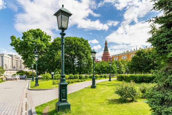 Moscú, Rusia - 02 de junio de 2019: Vista del jardín Aleksandrovskiy cerca de las paredes del Kremlin de Moscú sobre un fondo de cielo azul con nubes blancas en la soleada mañana de verano Imagen De Stock