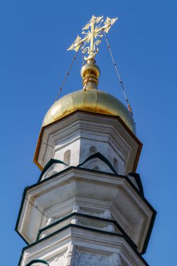 Moskova, Rusya - 01 Mayıs 2019: Moskova'da Sofiyskaya Embankment'ta Orta Bahçıvanlar'da Tanrı'nın annesinin düşmüş simgesinin altın kubbesi mavi bir gökyüzü arka planı üzerinde