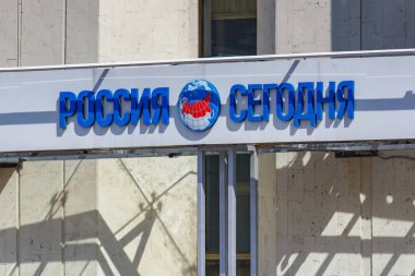 Moskova, Rusya - 04 Mayıs 2019: Uluslararası haber ajansı Rusya tabelası bugün Moskova'da Zubovskiy Bulvar caddesinde ana ofis girişinin üzerinde güneşli bir sabah