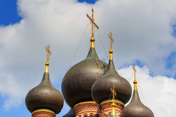 Moscú, Rusia - 12 de mayo de 2019: Cúpulas de la iglesia ortodoxa sobre un fondo de cielo azul con nubes blancas de primer plano en la mañana soleada — Foto de Stock