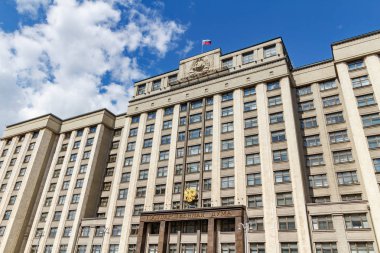 Moskova, Rusya - 02 Haziran 2019: Moskova'daki Okhotny Ryad caddesinde, güneşli sabahbeyaz bulutlarla mavi gökyüzünün arka planında Rusya Federasyonu Devlet Dumuası