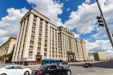 Moskova, Rusya - 02 Haziran 2019: Moskova'daki Okhotny Ryad caddesinde, güneşli sabahbeyaz bulutlarla mavi gökyüzünün arka planında Rusya Federasyonu Devlet Dumuası'nın inşası