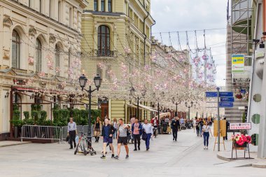Moskova, Rusya - 02 Haziran 2019: Moskova'da bulutlu bir günde Nikolskaya caddesinde yürüyen turistler